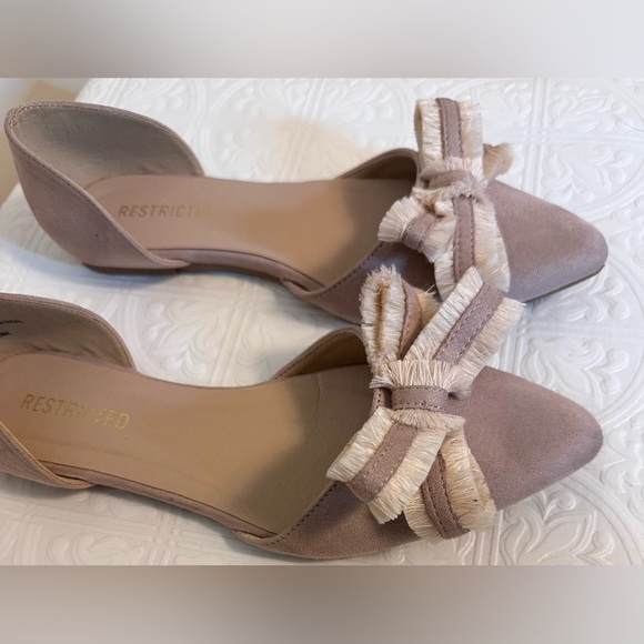 Restricted Nude/Blush Pointed Toe Flats with Two Toned Bow Detail Women’s Sz 9 - Picture 3 of 9